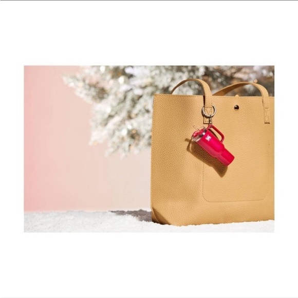 STANLEY‎ x E.L.F. WATER BOTTLE KEYCHAIN, ORNAMENT STRAWBERRY SHIMMER - Picture 4 of 7